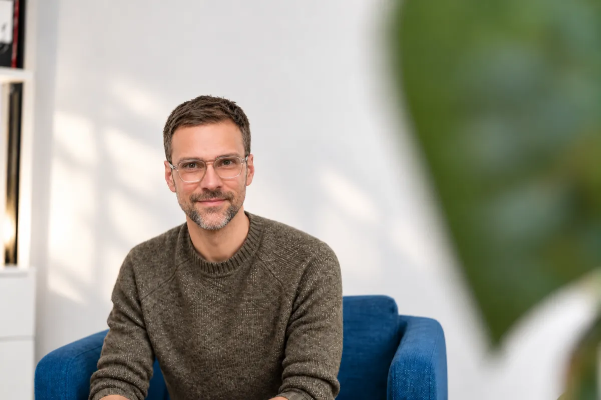 Willem Fasselt im Sessel seines Therapieraums in Köln-Mülheim