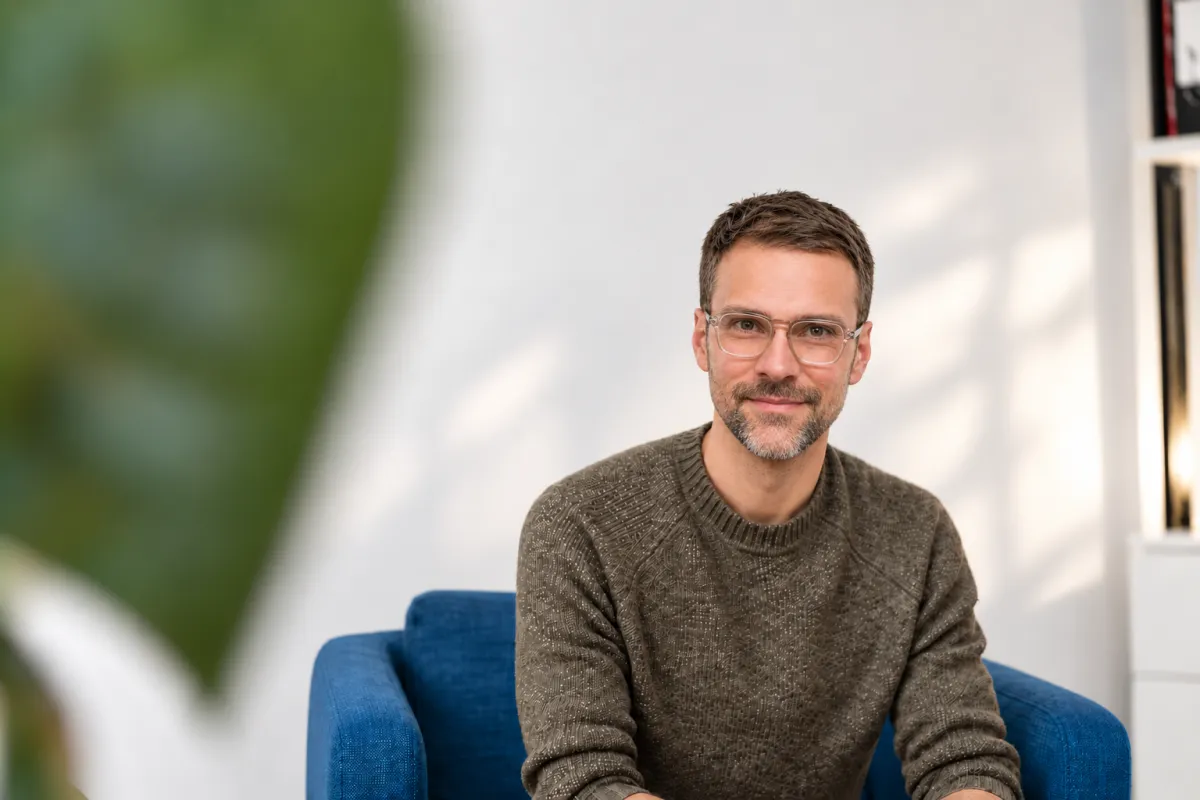 Willem Fasselt im Sessel seiner Praxis in Köln-Mülheim