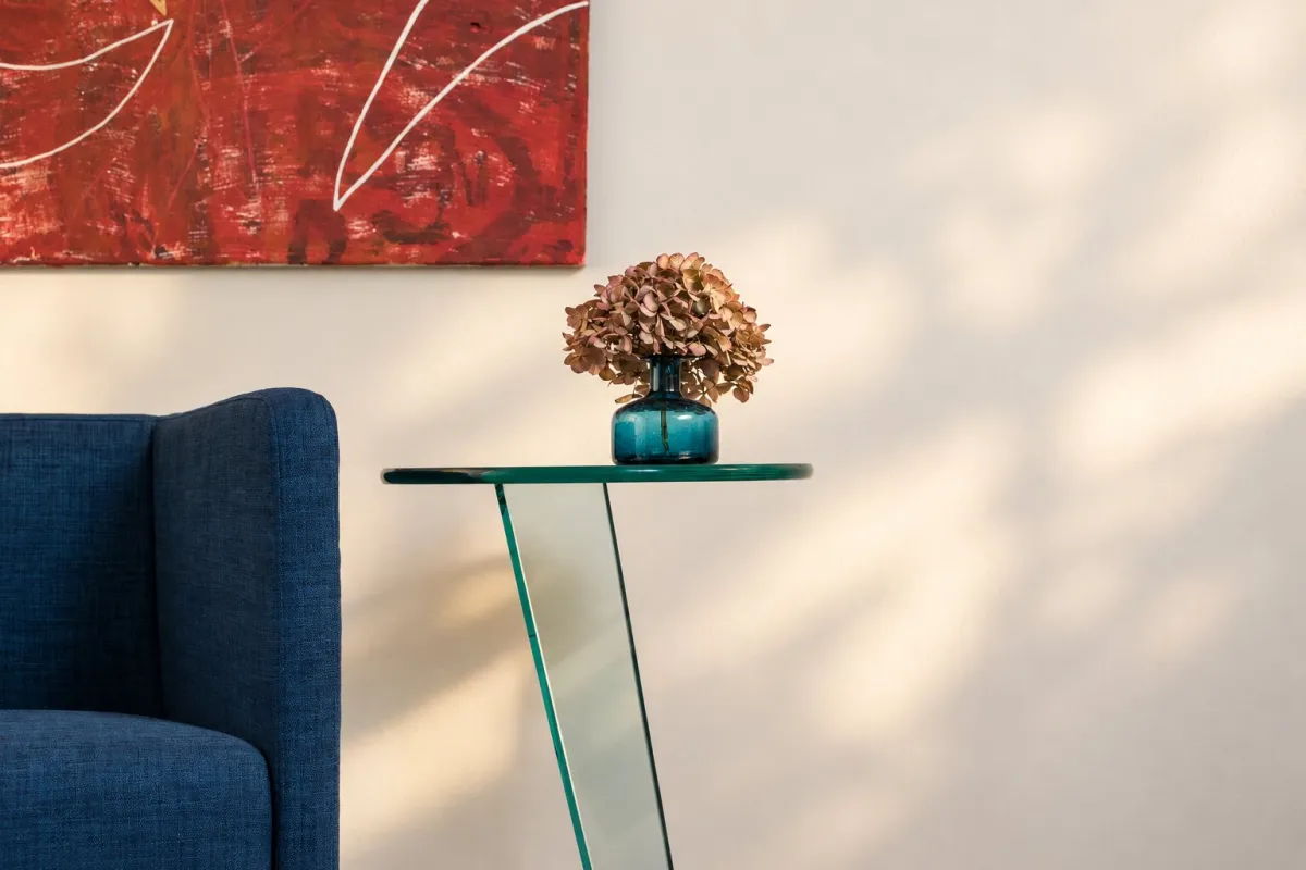 Blauer Sessel und Wandbild im Therapieraum
