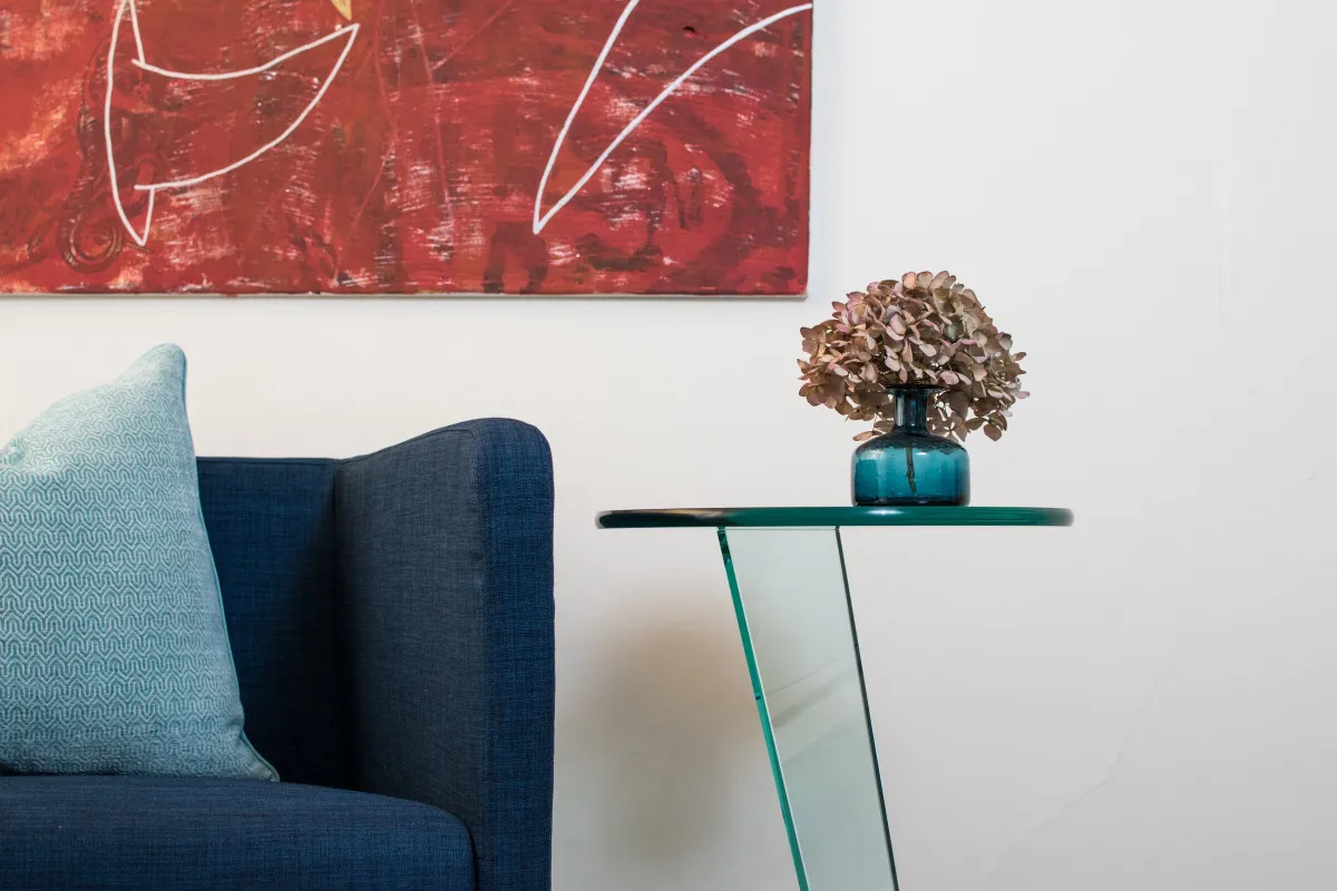 Sessel mit Kissen im Therapieraum